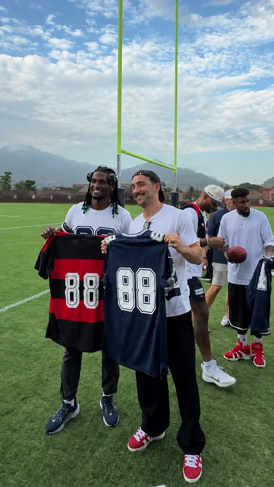 Dallas Cowboys Visit CR Flamengo Facility Ahead of Brazil Debut